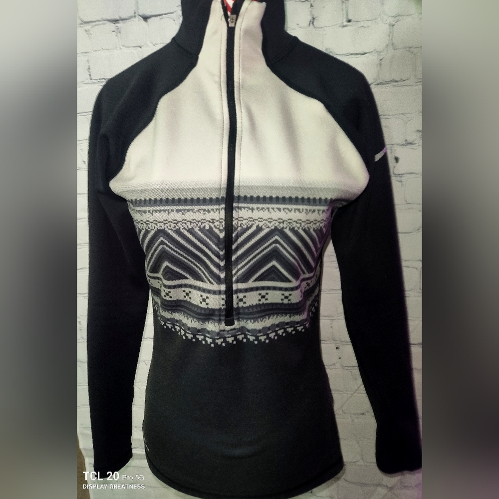 Nike sweater size  small
